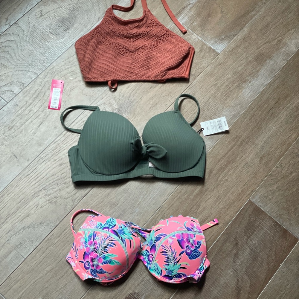 LOT OF 3 bikini tops! 2 NEW WITH TAGS/ 1 LIKE NÉW!